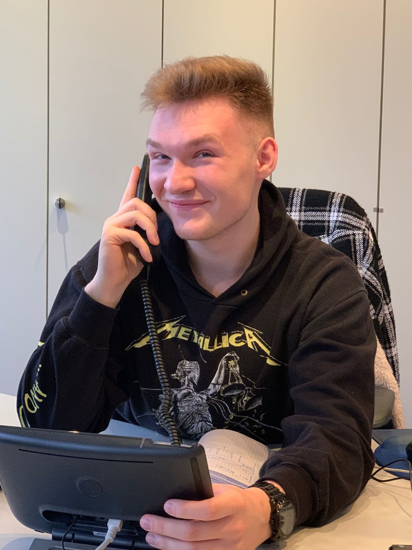 Marceli im Hamburger Büro am Telefon