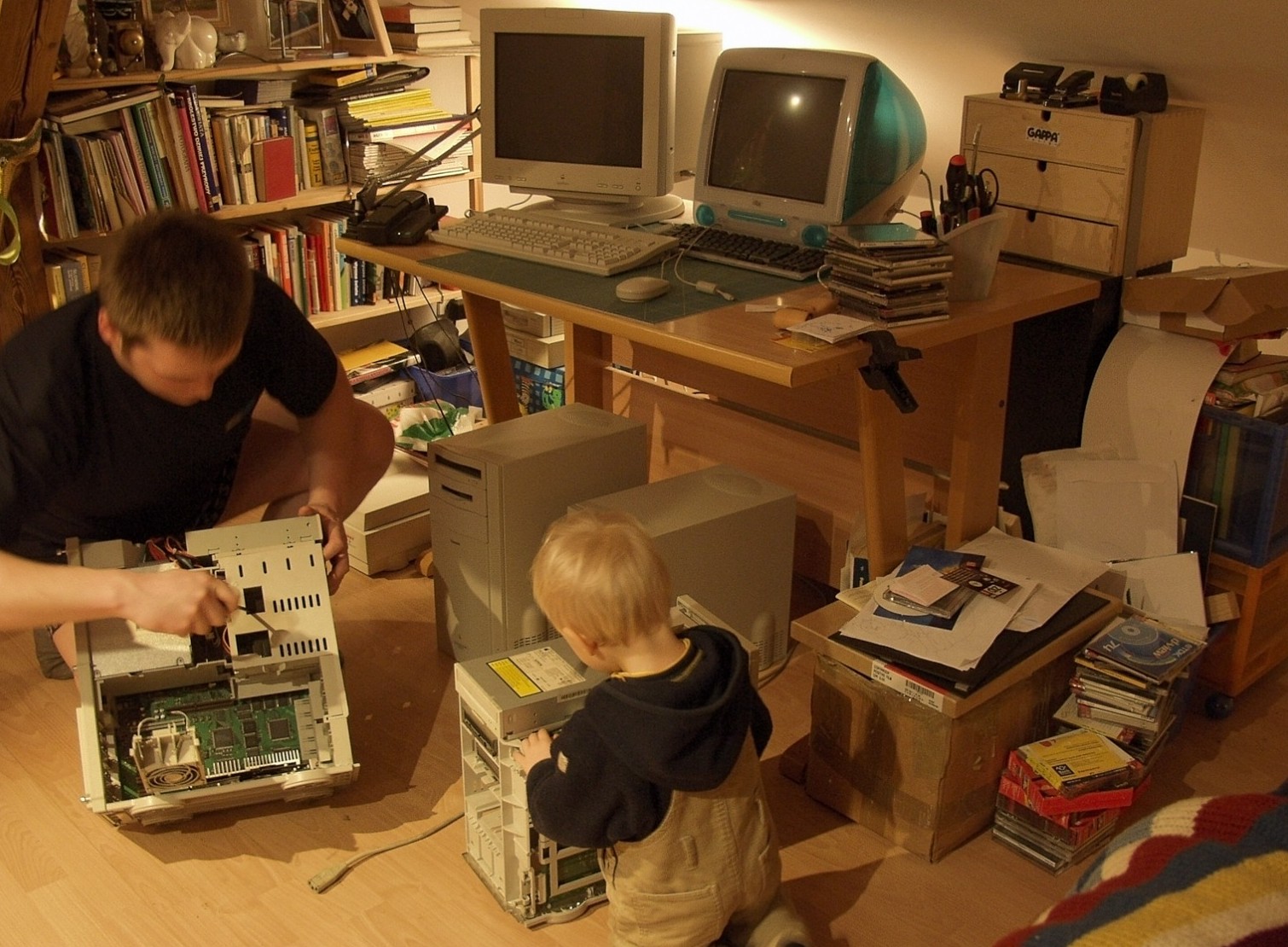Marceli als Kleinkind 2002 beim Auseinanderbauen eines Computers