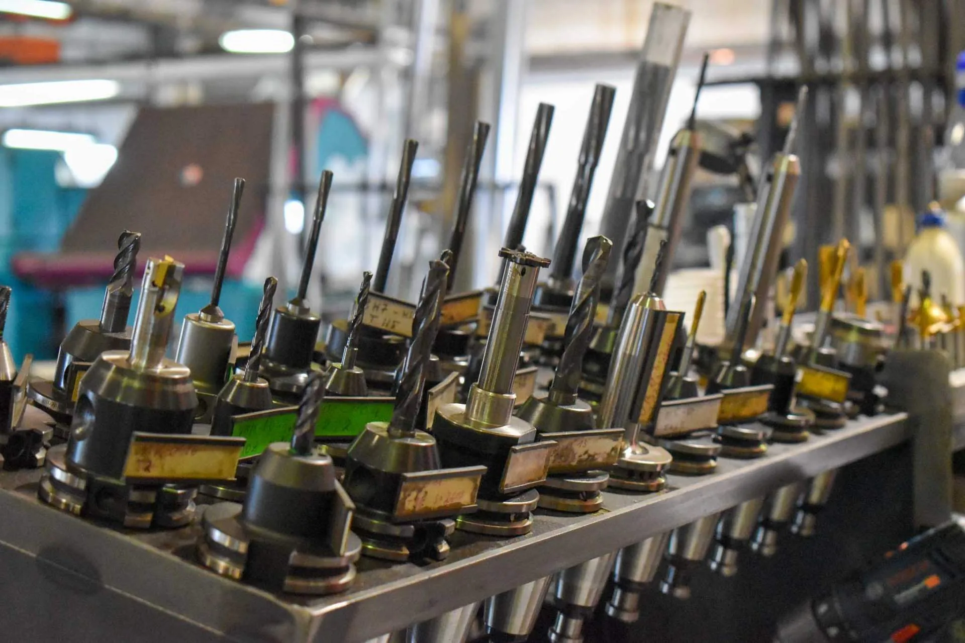 Detailaufnahme CNC-Werkzeuge in der Fertigungshalle von Wohler-CNC Lindlar